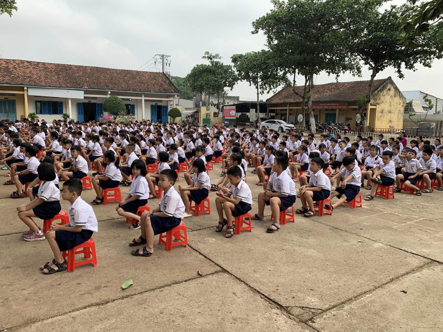 Tiến sĩ Vũ Thiện Toàn - Giám đốc Quỹ hỗ trợ trẻ em kết nối nói chuyện chuyên đề về phòng, chống xâm hại, bạo lực và tai nạn thương tích cho học sinh.